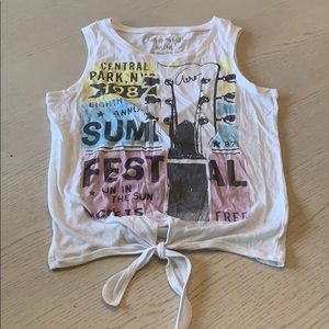 Sleeves shirt with knot tied in the front